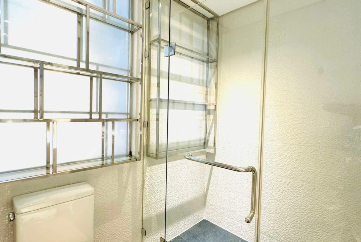 Alpha 1 Bedroom Suite Shower