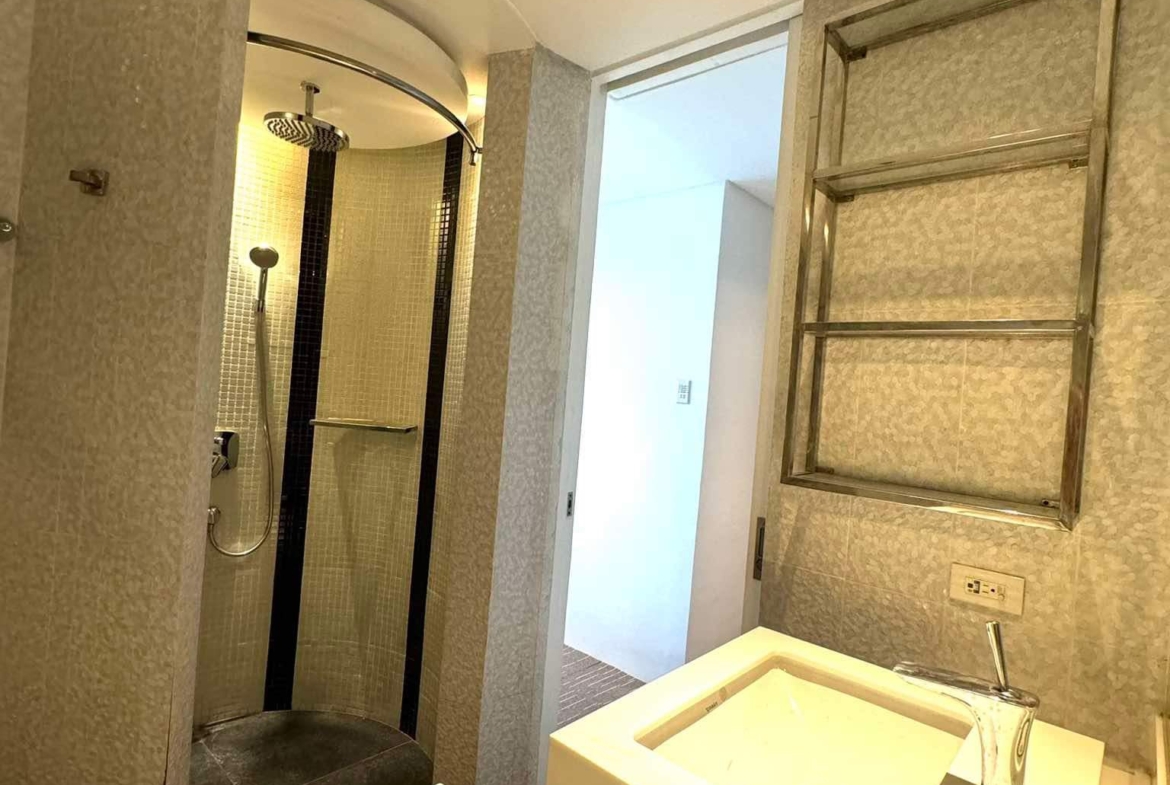 Alpha 3 Bedroom Suite Shower